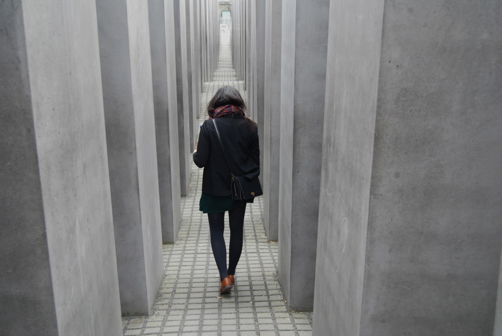 Les stèles les plus hautes du Mémorial de l’Holocauste font environ seize pieds (4 mètres 80) de haut